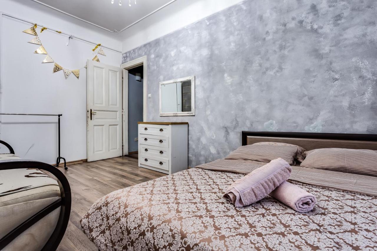 Apartment Near Circus Lviv Eksteriør billede